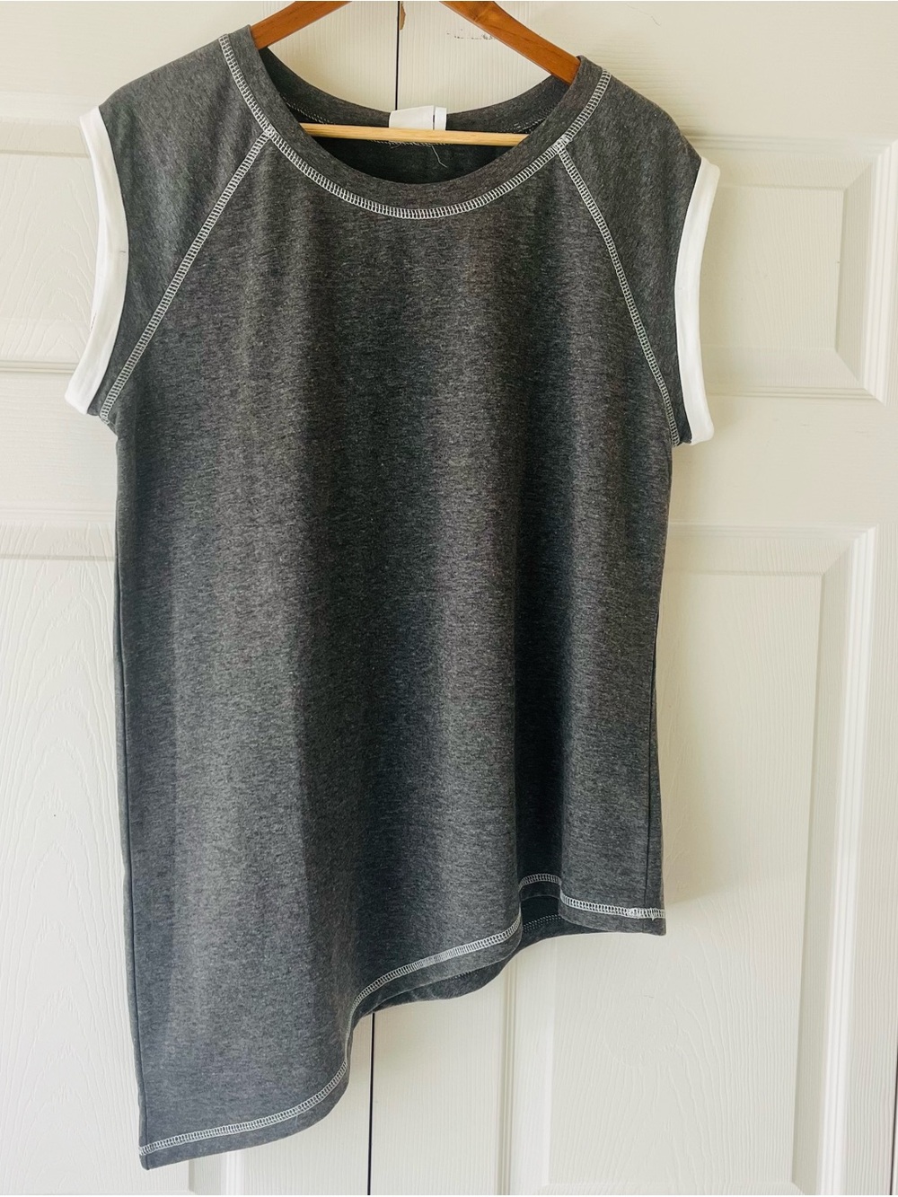 Suzanne Betro Charcoal Gray Sleeveless Crewneck Top  Asymmetrical hem Size XL